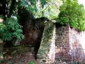 Mauerreste der Mittelburg